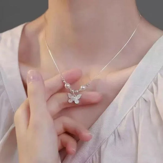 Collar de perlas de imitación con textura de mariposa "Gentle Wind" de plata de ley 925