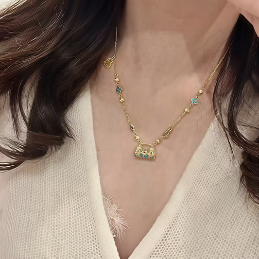 Collar con dije de la suerte de esmalte colorido