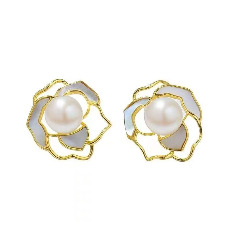 Boucles d'oreilles en camélia léger luxe