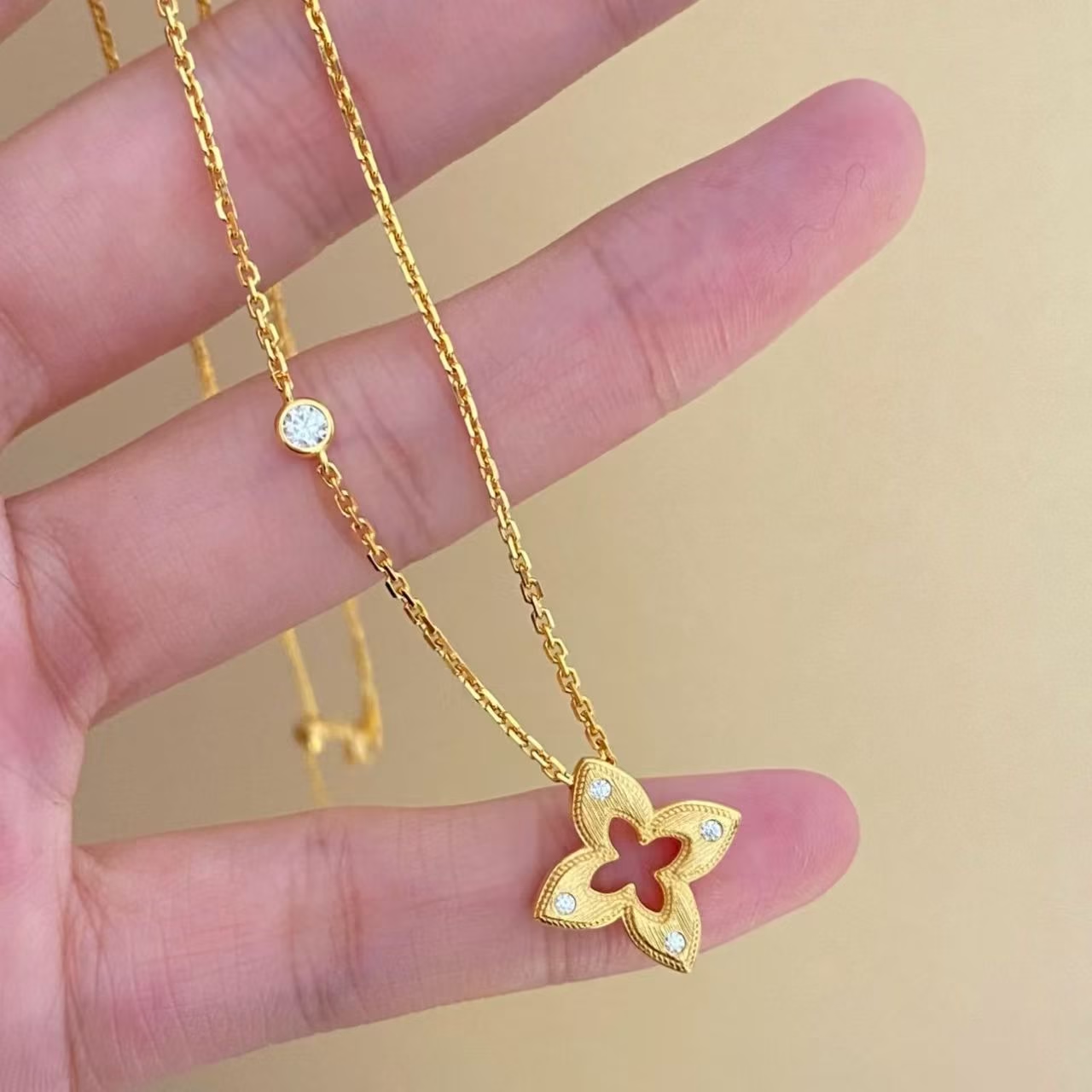 Collar floral de plata de ley 925 con trébol de cuatro hojas