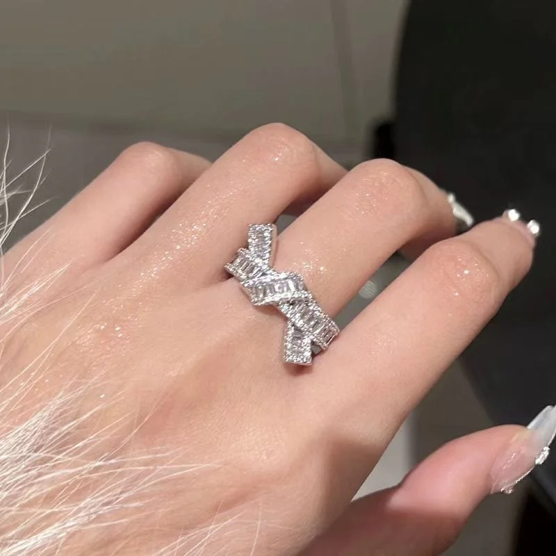 Bague en acier titane avec zircon noué