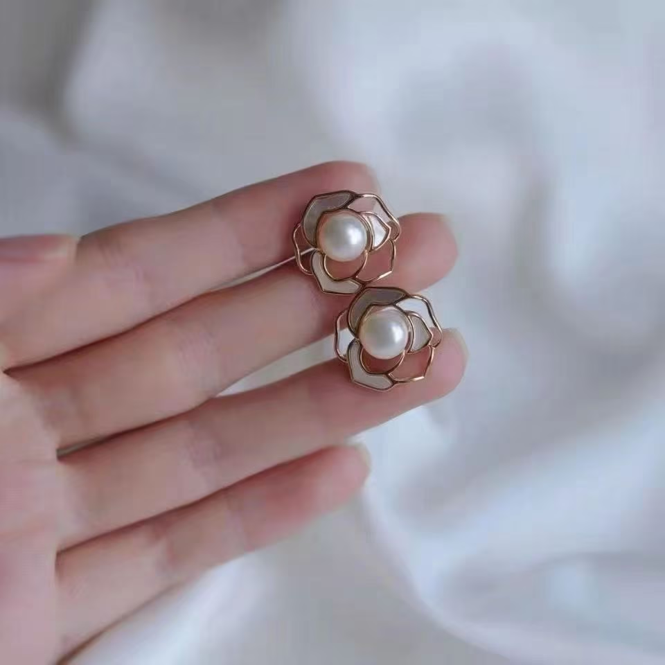 Boucles d'oreilles en camélia léger luxe