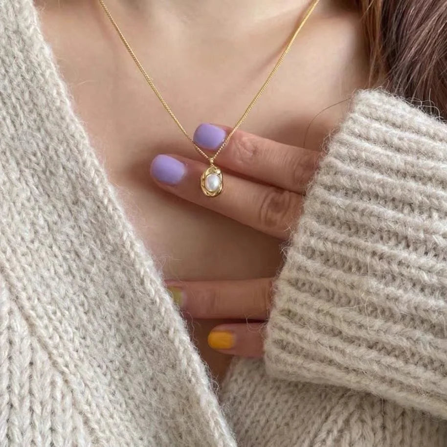 Collar chapado en oro con perla irregular ovalada