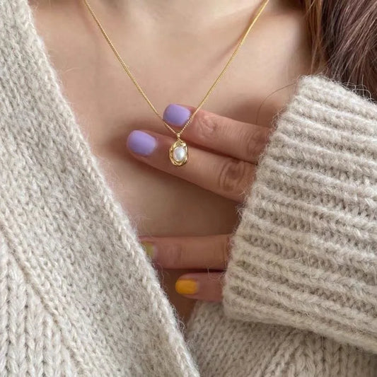Collar chapado en oro con perla irregular ovalada