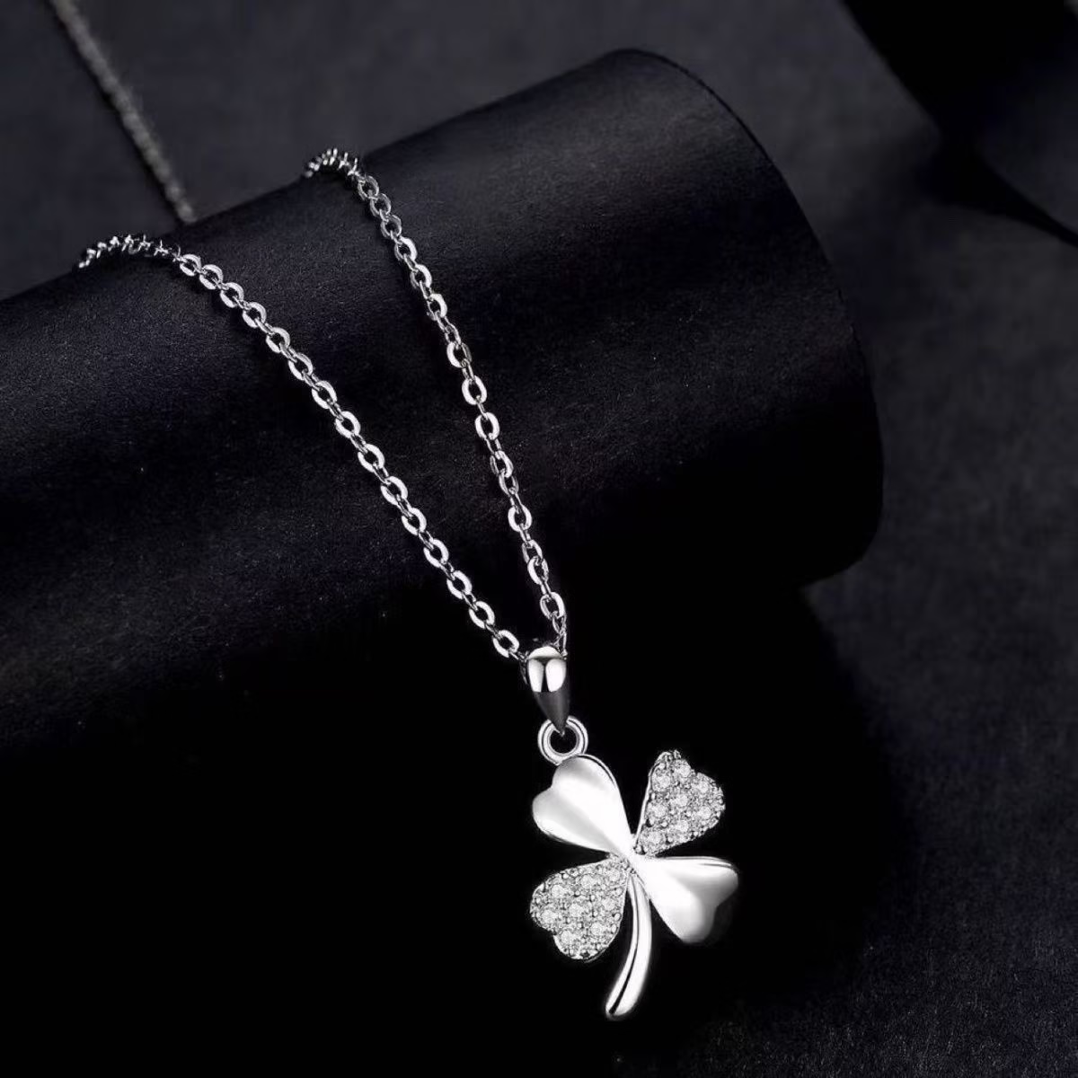 Collar con colgante de trébol de la suerte de plata de ley 925