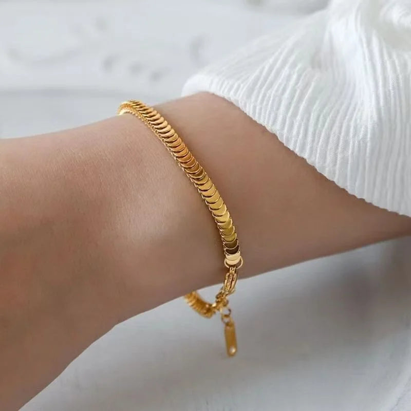 Pulsera de moda dorada con escamas de pescado