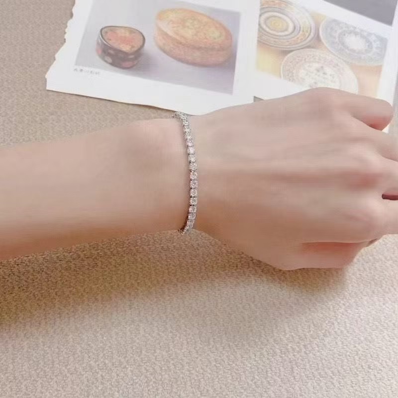 Lujosa pulsera con circonitas de talla cuadrada engastadas en pavé completo