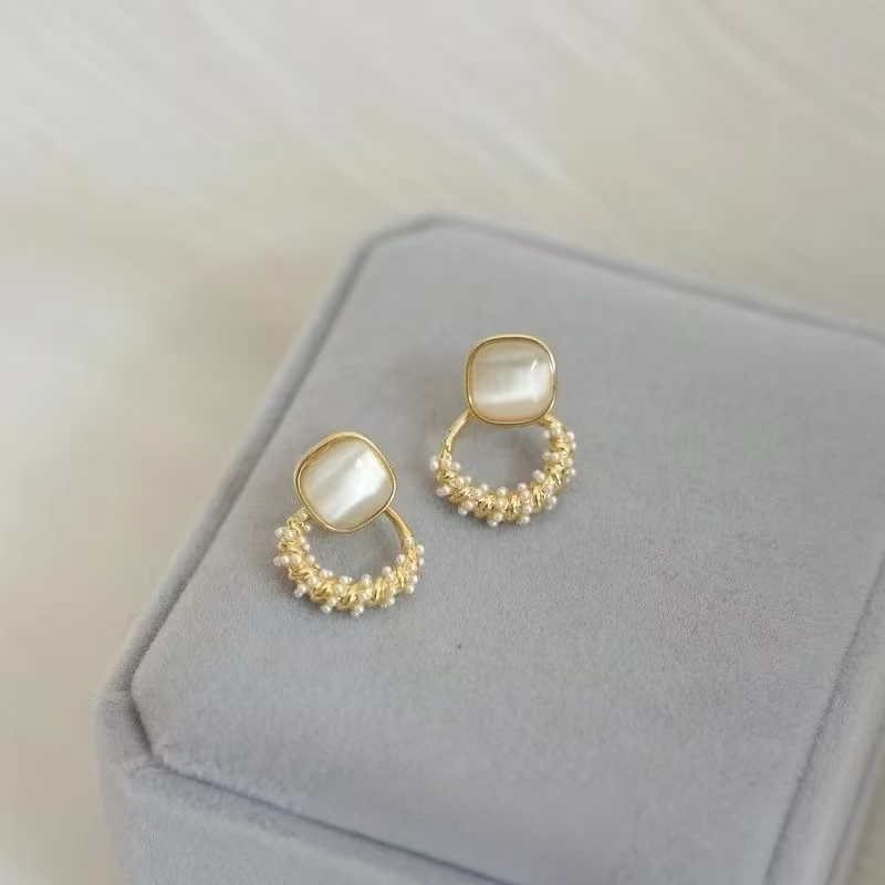 Pendientes de aro elegantes de ojo de gato y perlas