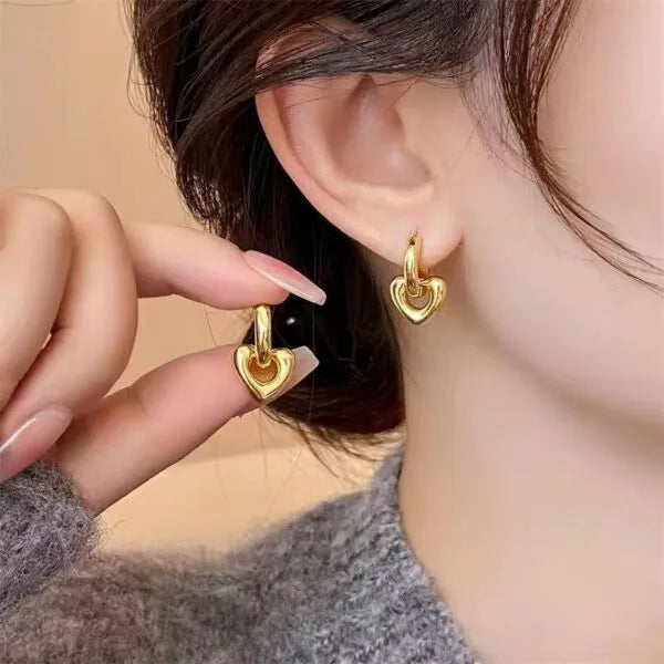 Aretes en forma de corazón con baño de oro de latón