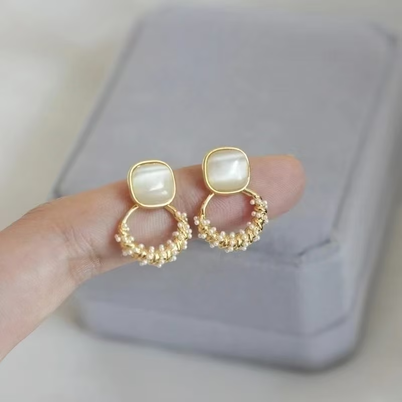 Pendientes de aro elegantes de ojo de gato y perlas