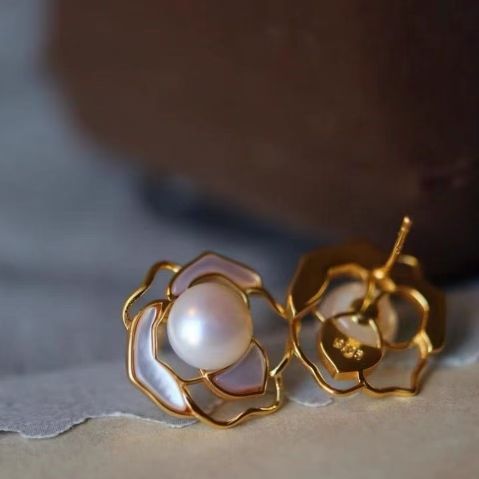 Boucles d'oreilles en camélia léger luxe