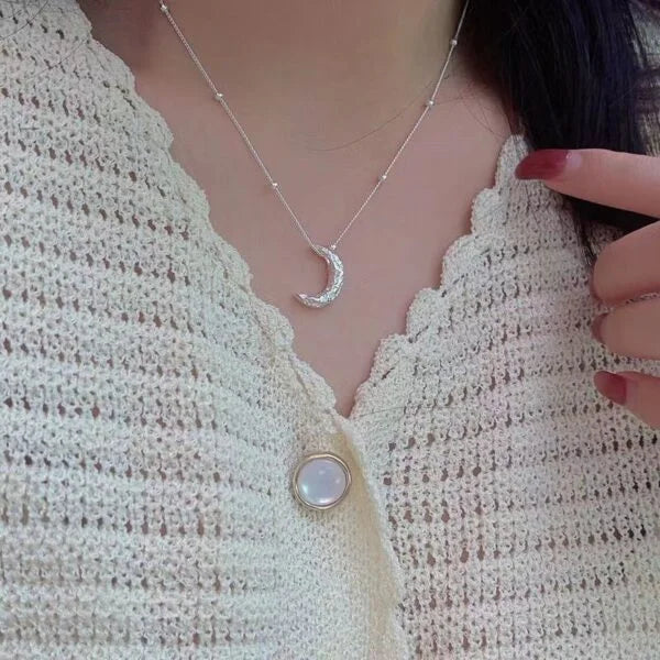 Collier en lave texture lune