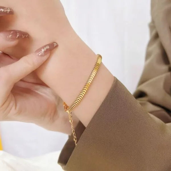 Pulsera de moda dorada con escamas de pescado