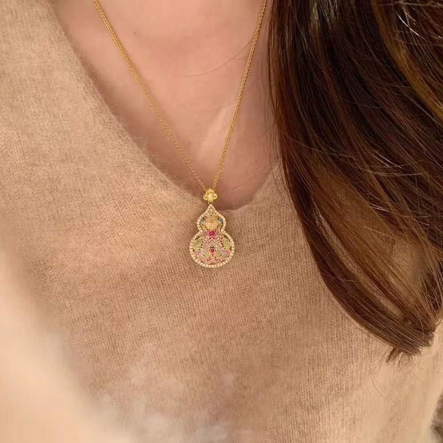 Collier avec pendentif en émail en forme de gourde