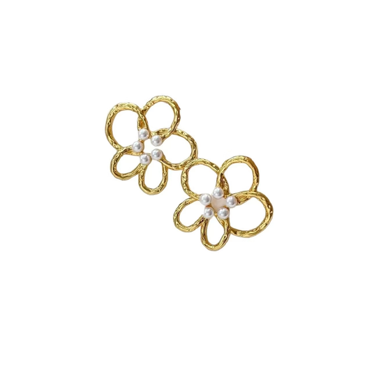 Pendientes de botón con diseño de flores caladas