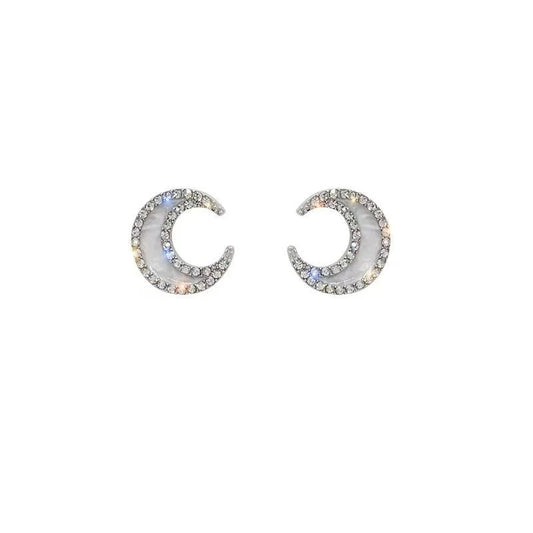 Pendientes de botón con forma de luna engastados con diamantes y concha.