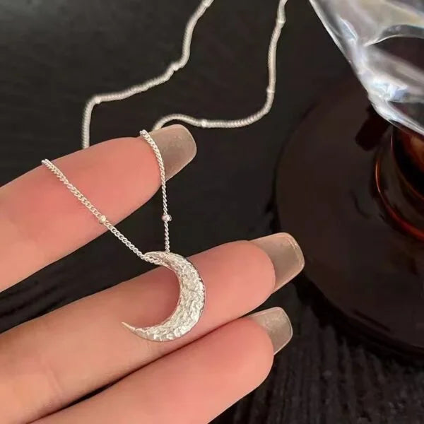 Collier en lave texture lune