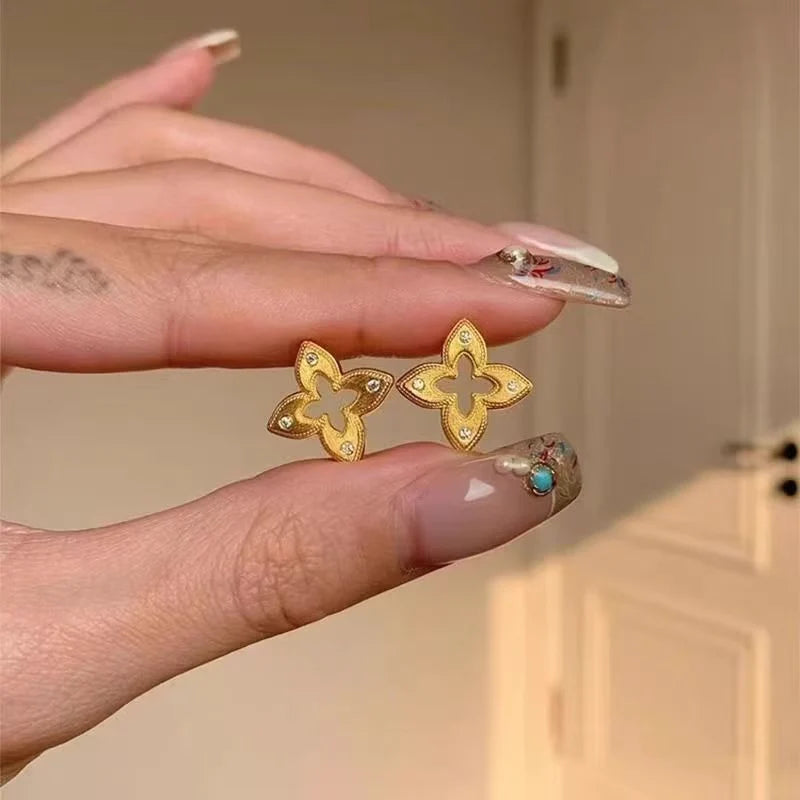925 Sterling Silver Luxury Four‑Leaf Floral Set