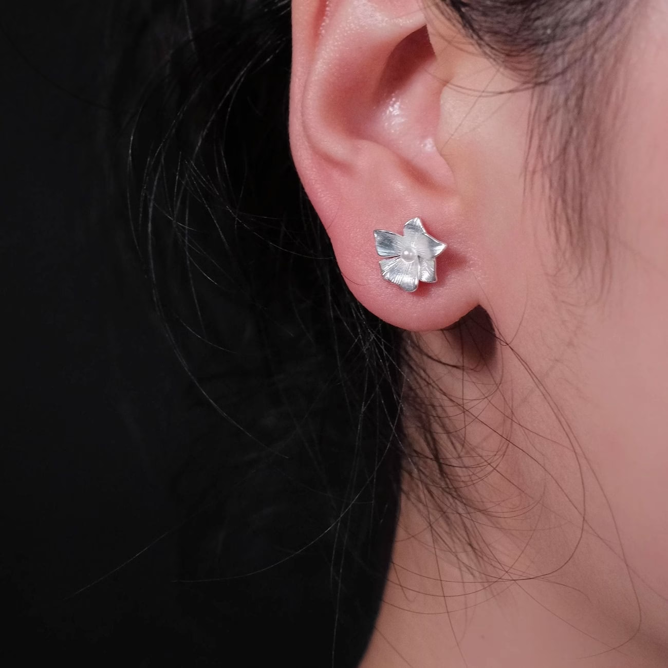 Pendientes de botón de flor esmerilados y cepillados de plata esterlina 925