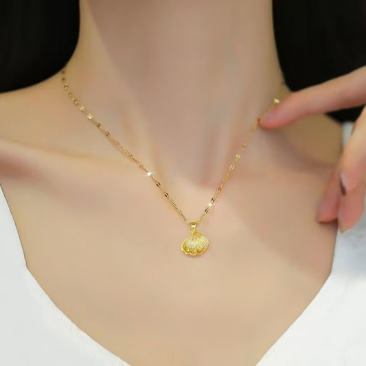 Collar de perlas con conchas marinas