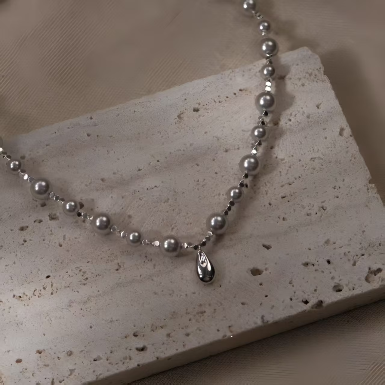 Collar de plata de ley 925 con perlas de imitación grises