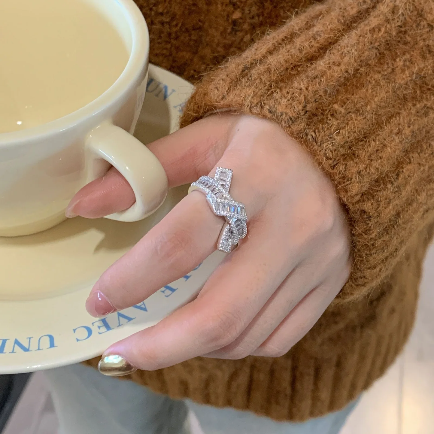 Bague en acier titane avec zircon noué