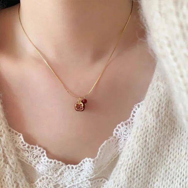 Collar con colgante de granada, frijol rojo y diamante