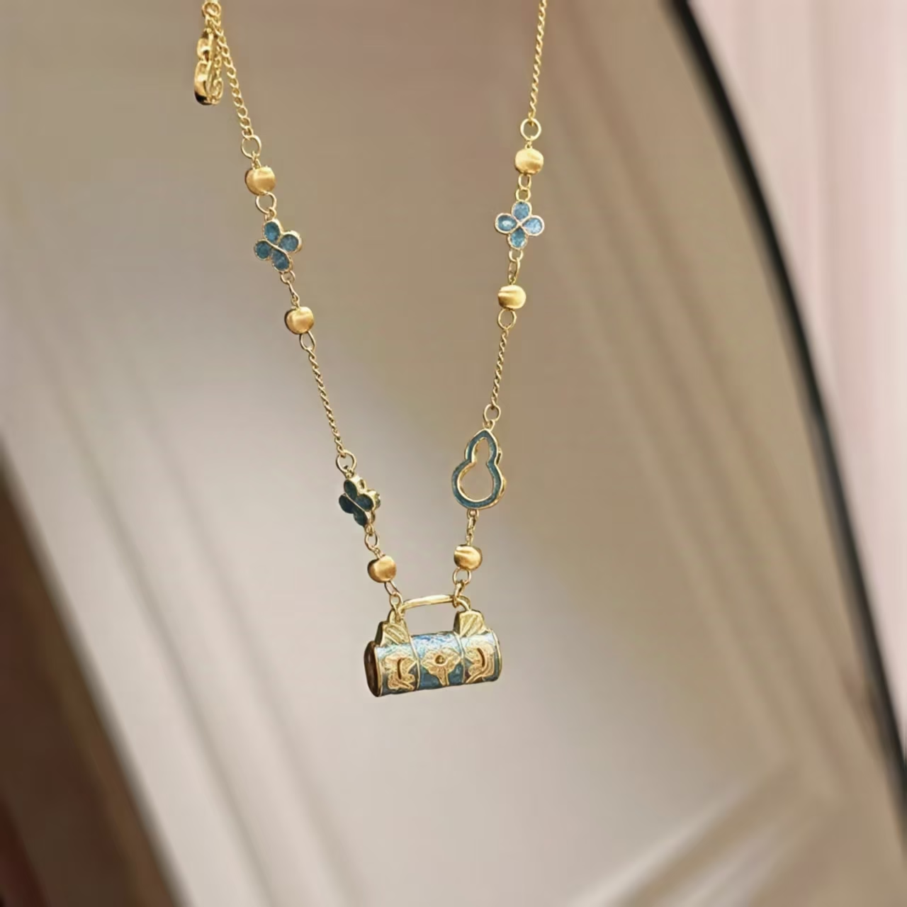 Collier porte-bonheur en émail coloré