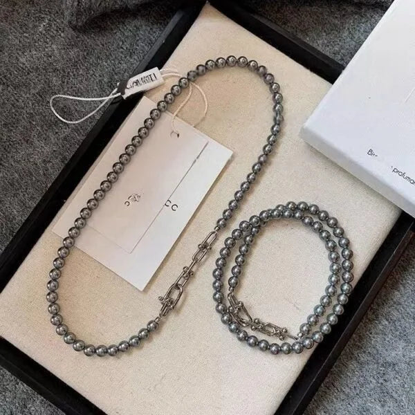 Collar de Perlas con Paneles Gris Plateado y Broche de Herradura
