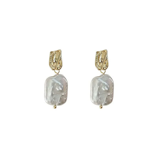 Pendientes de perlas barrocas con tachuelas cuadradas