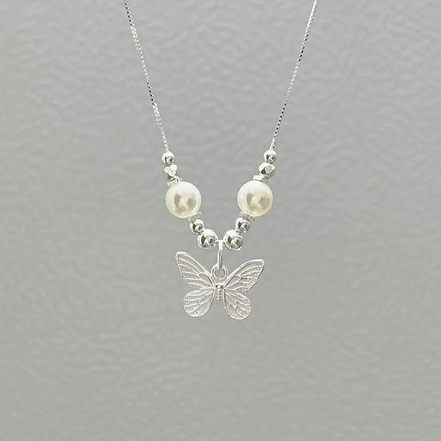 Collar de perlas de imitación con textura de mariposa "Gentle Wind" de plata de ley 925