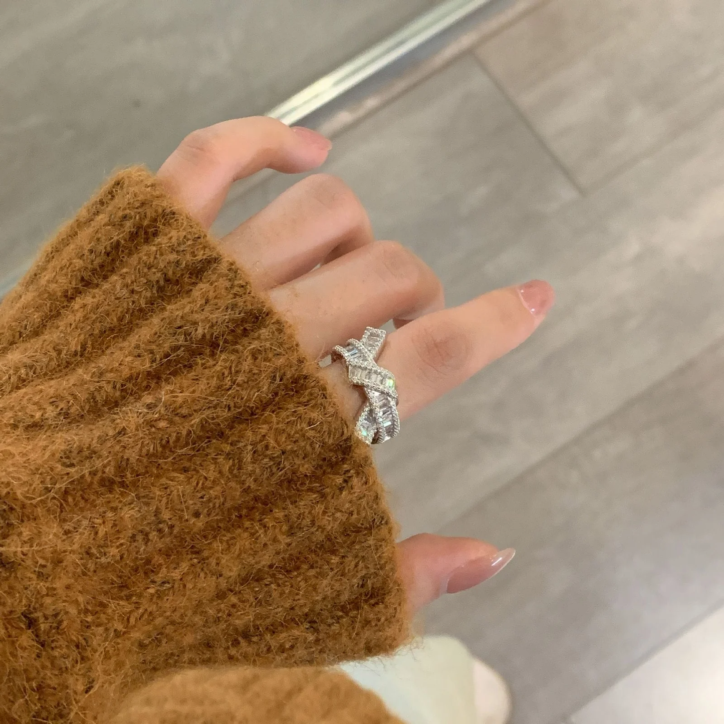 Bague en acier titane avec zircon noué