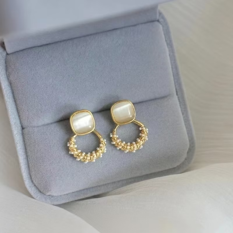 Pendientes de aro elegantes de ojo de gato y perlas