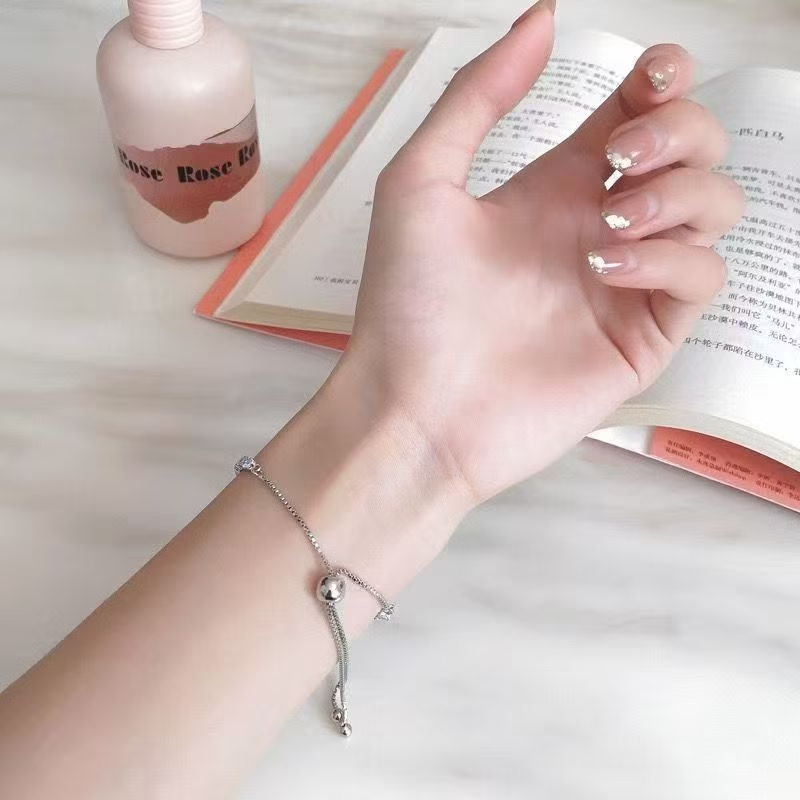 Lujosa pulsera con circonitas de talla cuadrada engastadas en pavé completo