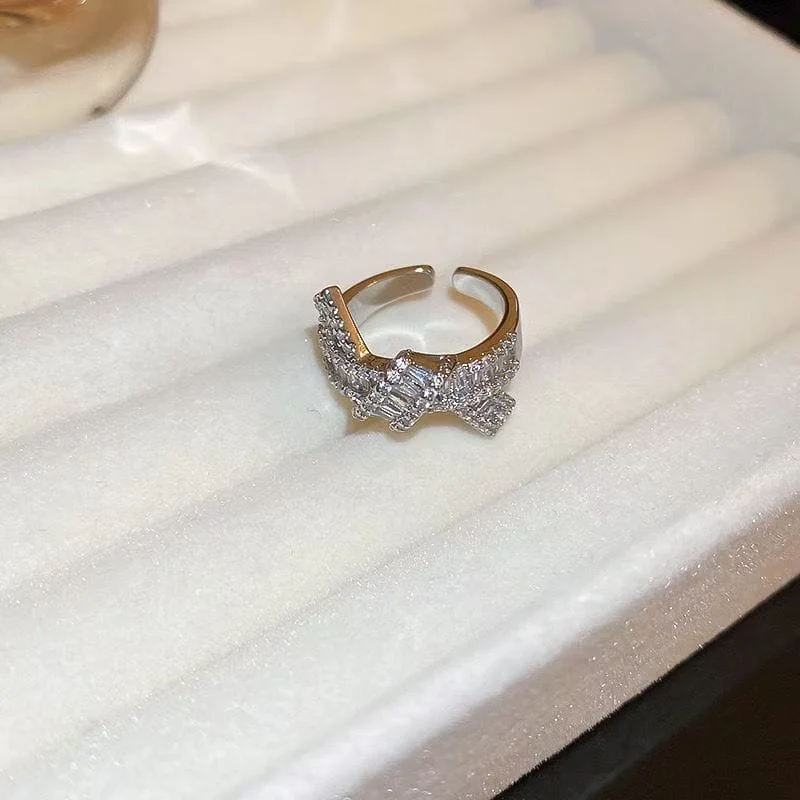 Bague en acier titane avec zircon noué