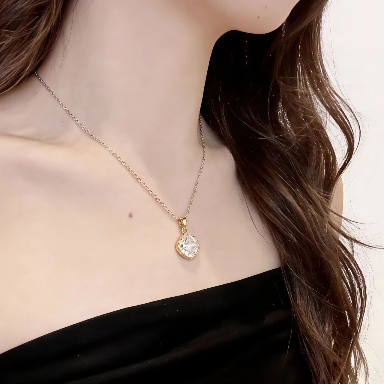 Collar con colgante de circonita cúbica