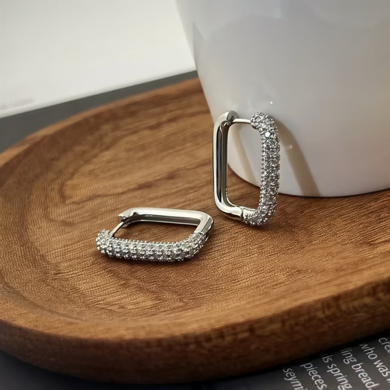 أقراط دائرية مرصعة بالبافيه