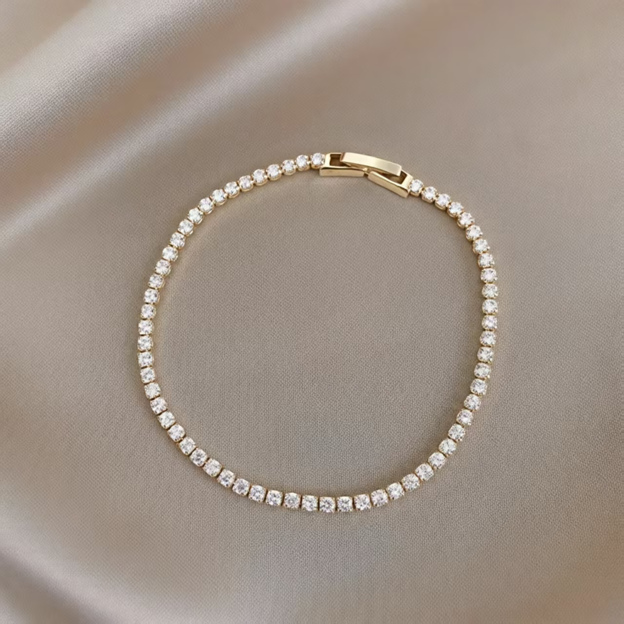 Pulsera de circonitas bañada en oro, de diseño minimalista y a la moda