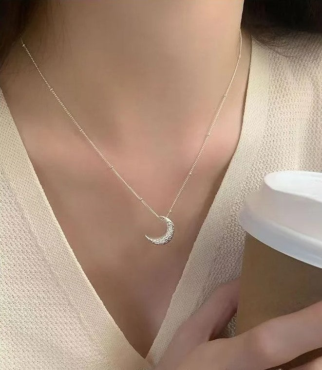 Collier en lave texture lune