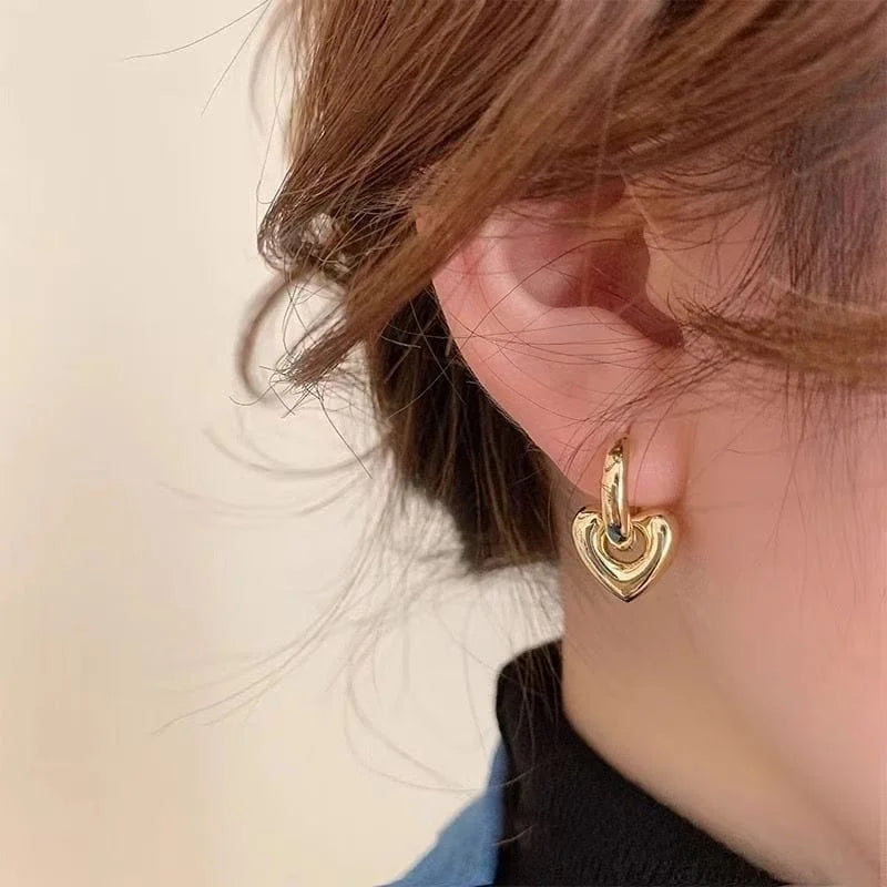 Aretes en forma de corazón con baño de oro de latón