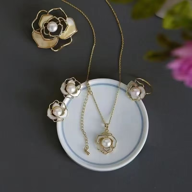 Boucles d'oreilles en camélia léger luxe